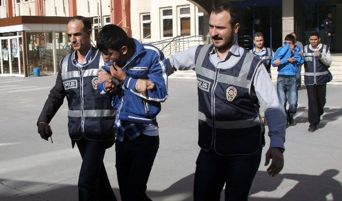 Motosikletlere Dadanan Hırsızlar Yakalandı