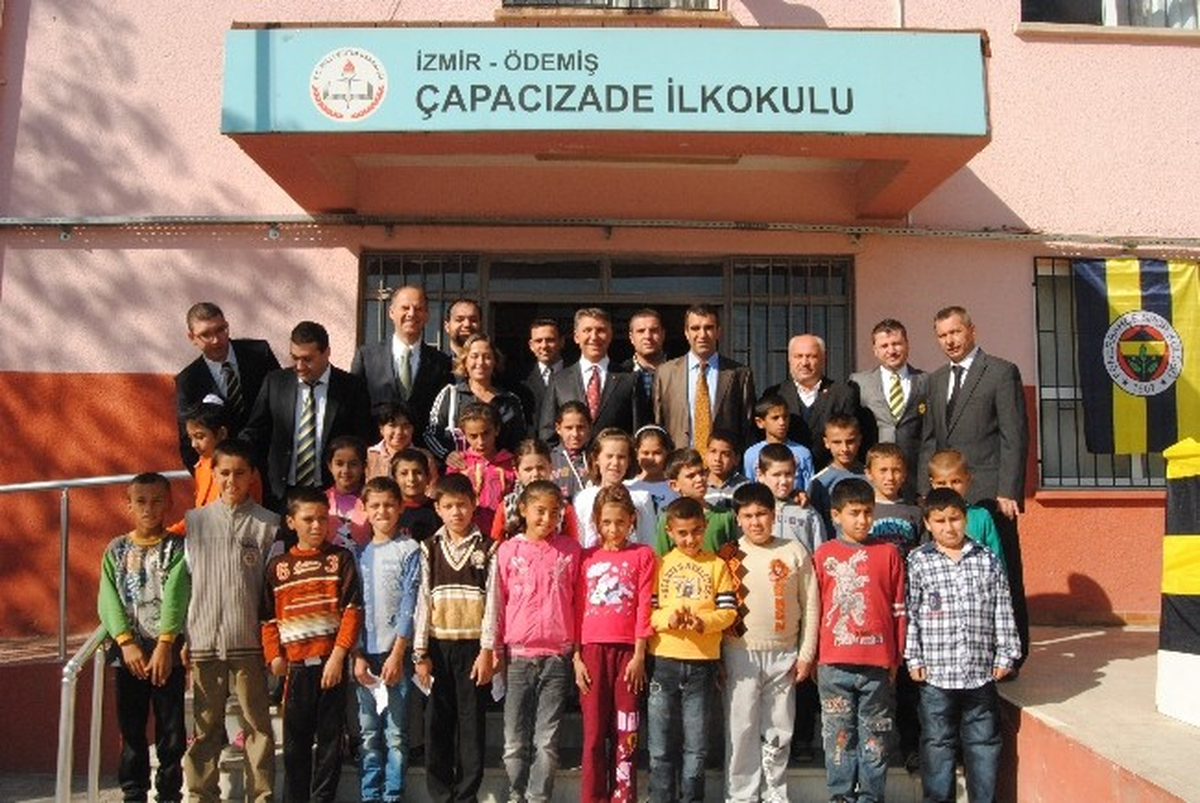 Ödemiş Fenerbahçeliler Derneği\'nden Öğrencilere Bayram Hediyesi