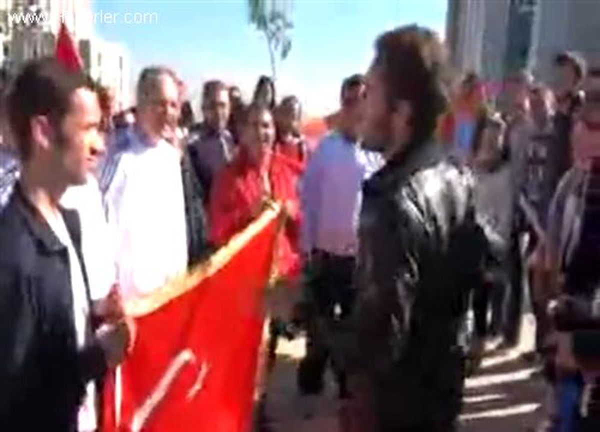 Öğrenciler Yol Kesip Yardım Topladı