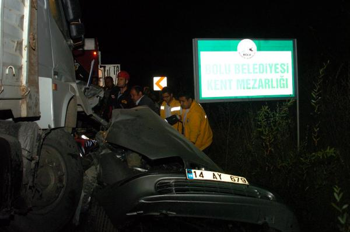 Otomobil, Kamyonla Kafa Kafaya Çarpıştı: 1 Ölü