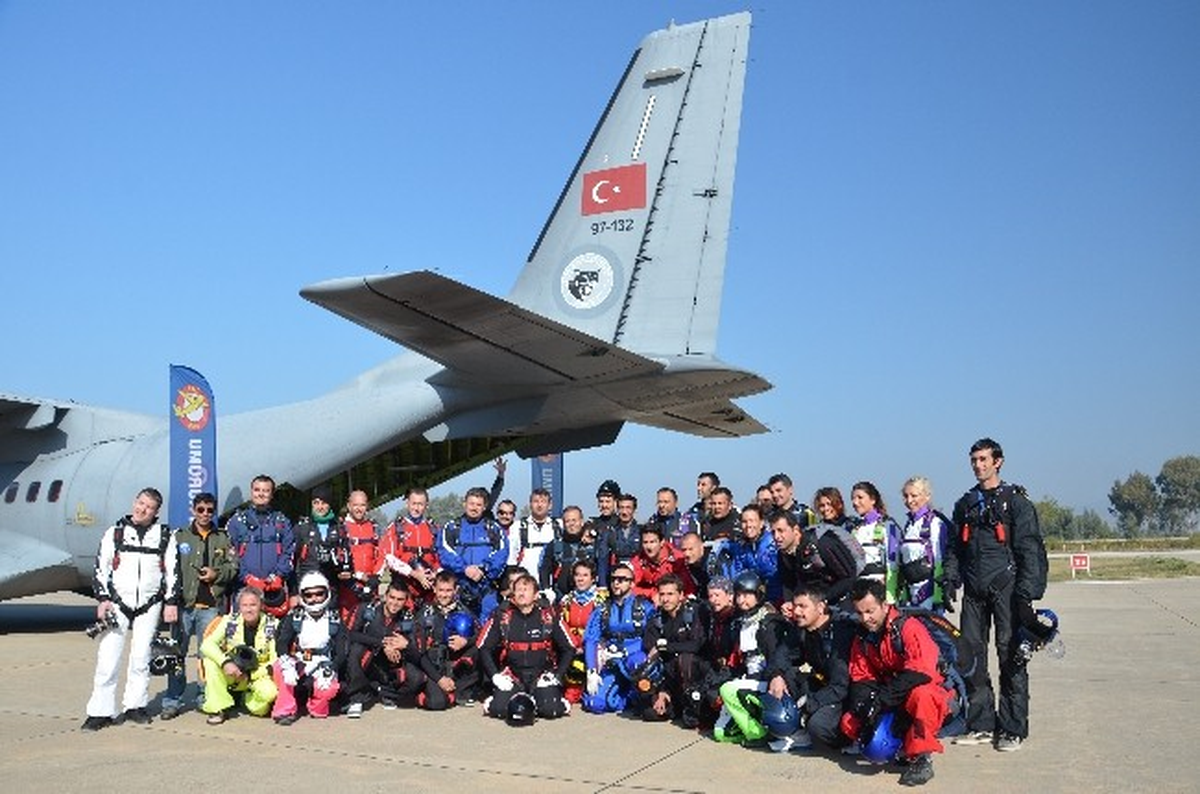 Paraşütçüler Rekor Atlayış İçin Son Denemesini Yaptı