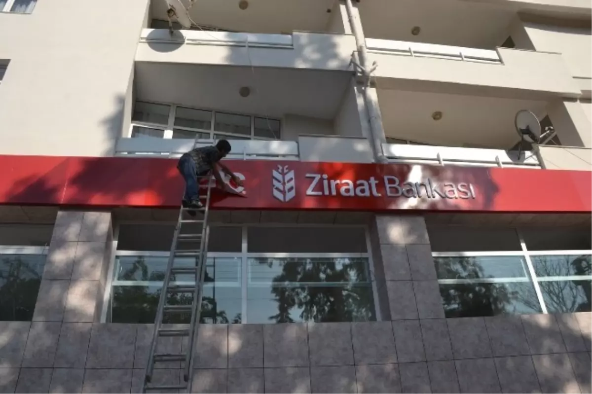 Tadilata Giren Bankaya Tc Yazısı Yapıştırdılar