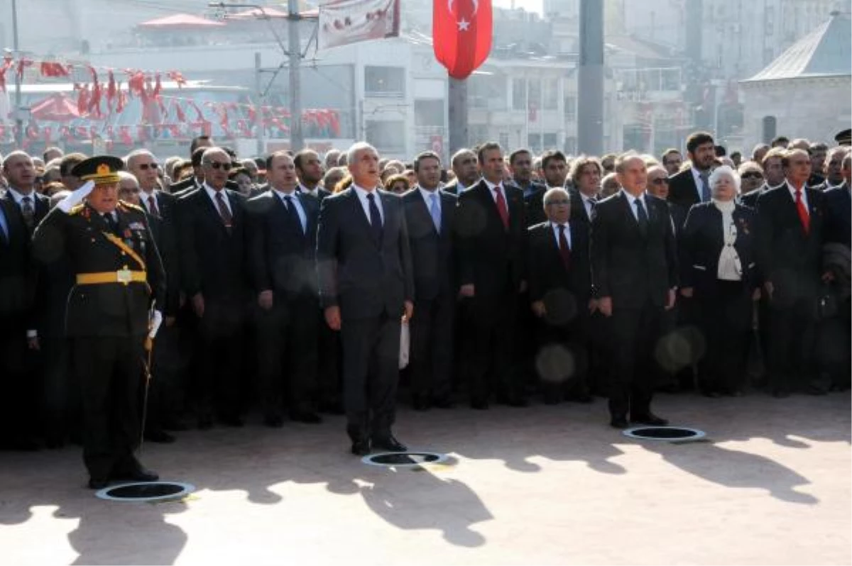 Taksim Cumhuriyet Anıtı\'nda Tören
