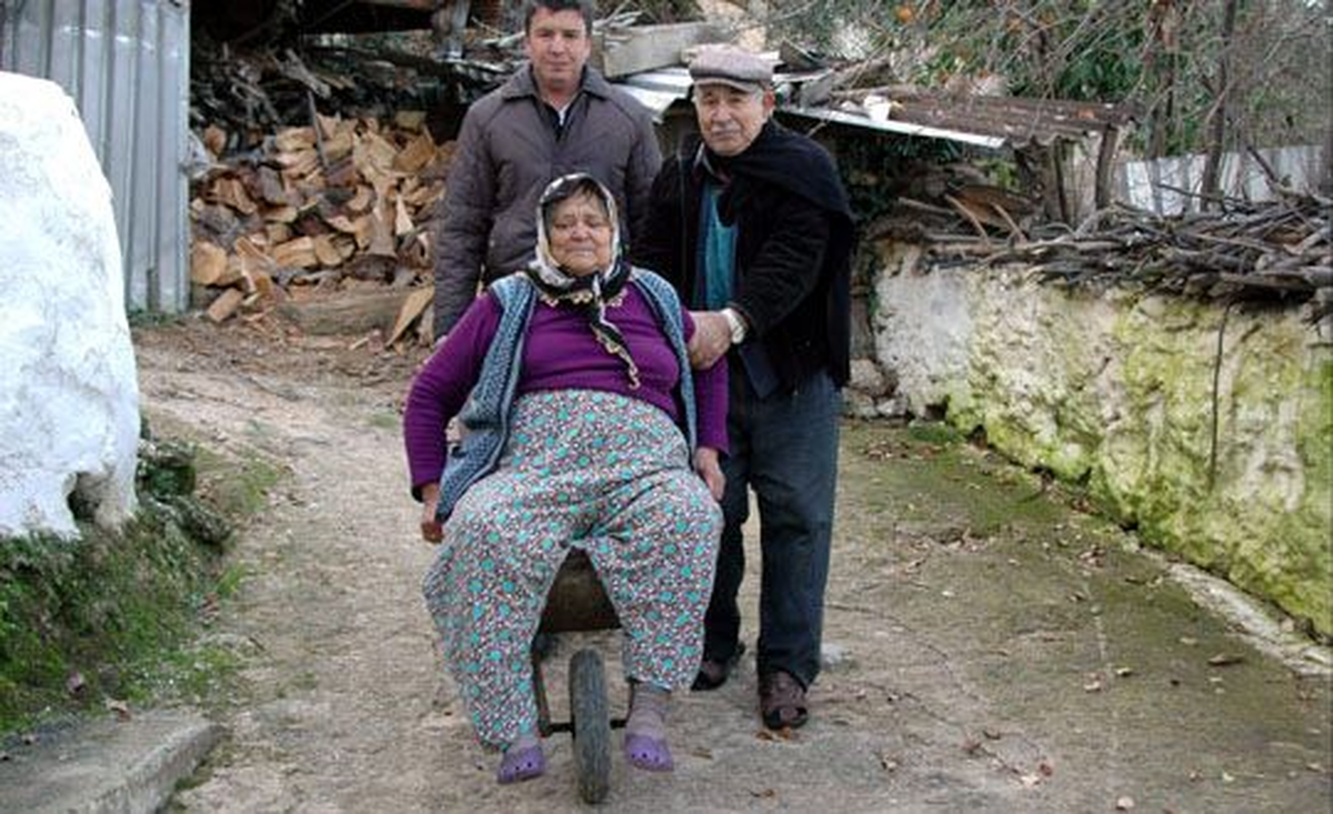 Yolu Olmayan Mahallede Hastalar El Arabasıyla Taşınıyor