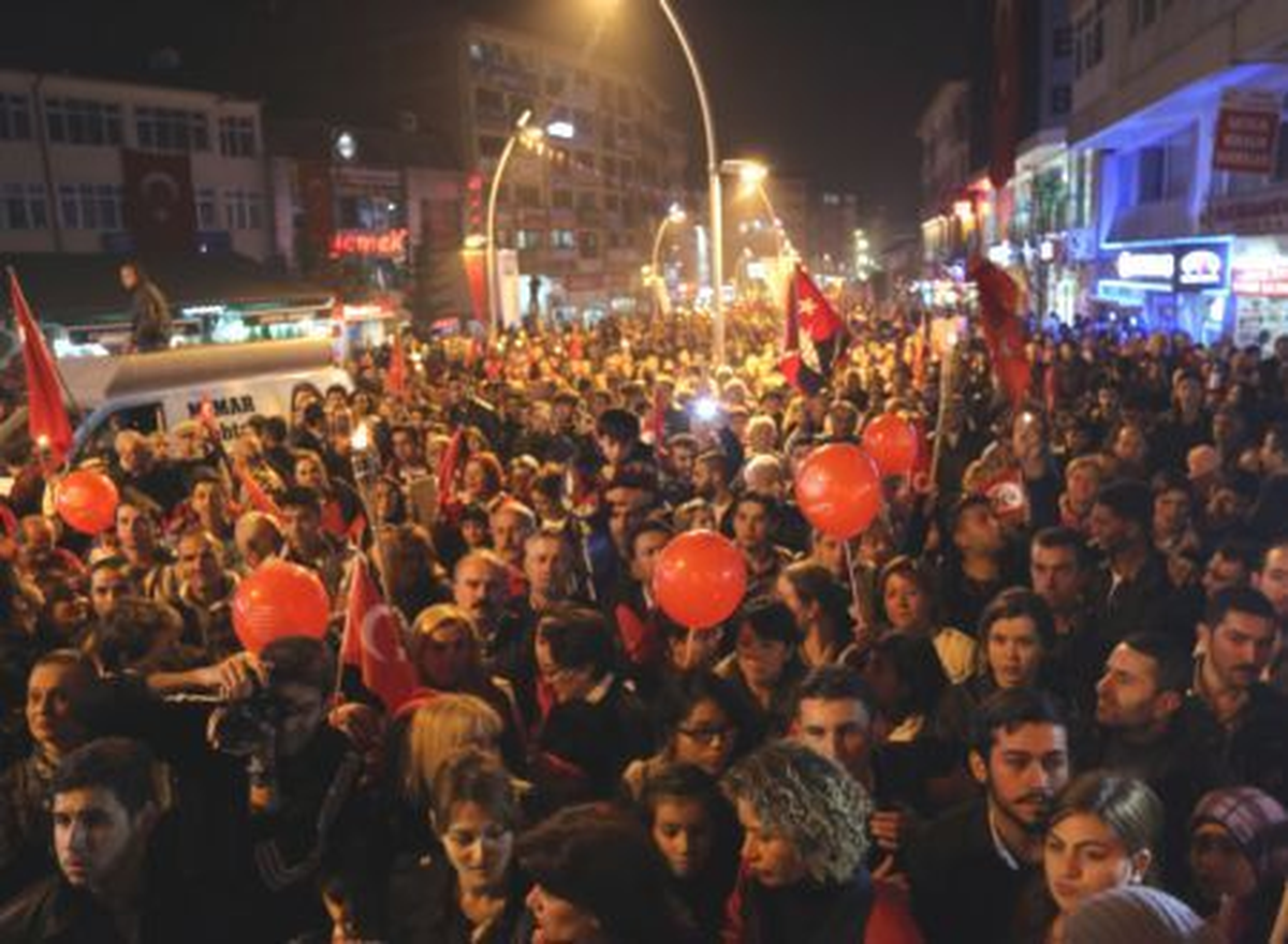 Bolu\'da 10 Bin Kişi Bayraklarla Yürüyerek Bayramı Kutladı
