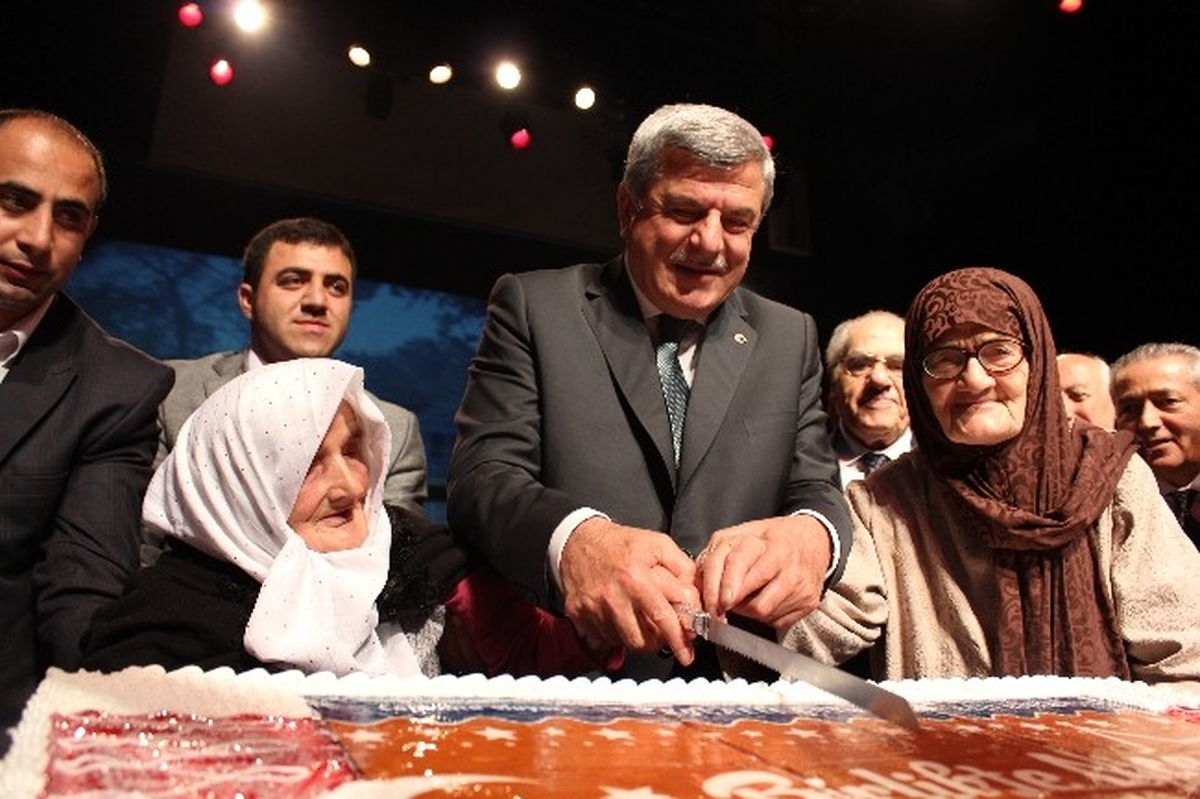 1923\'te Doğanlar Cumhuriyet Pastasını Kesti