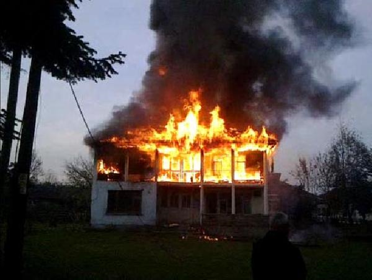 Düzce\'de 2 Katlı Ahşap Ev Alev Alev Yandı