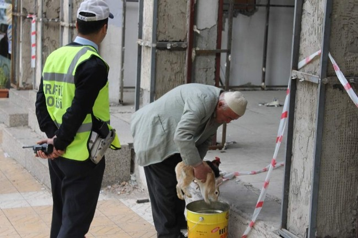 20 Yıldır Tavşan ve Horoz Satarak Geçimini Sağlıyor