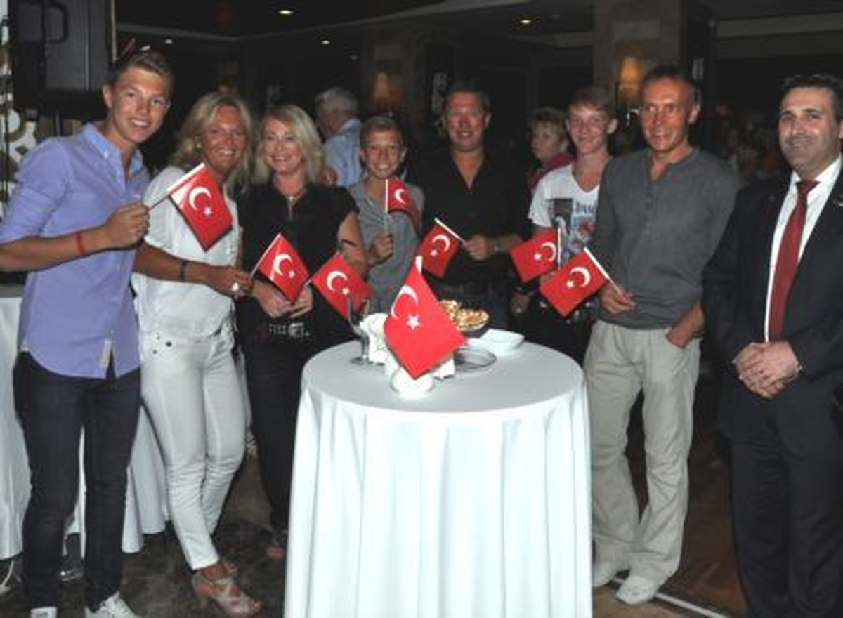 Manavgat\'ta Cumhuriyet Bayramı Turistlerle Kutlandı