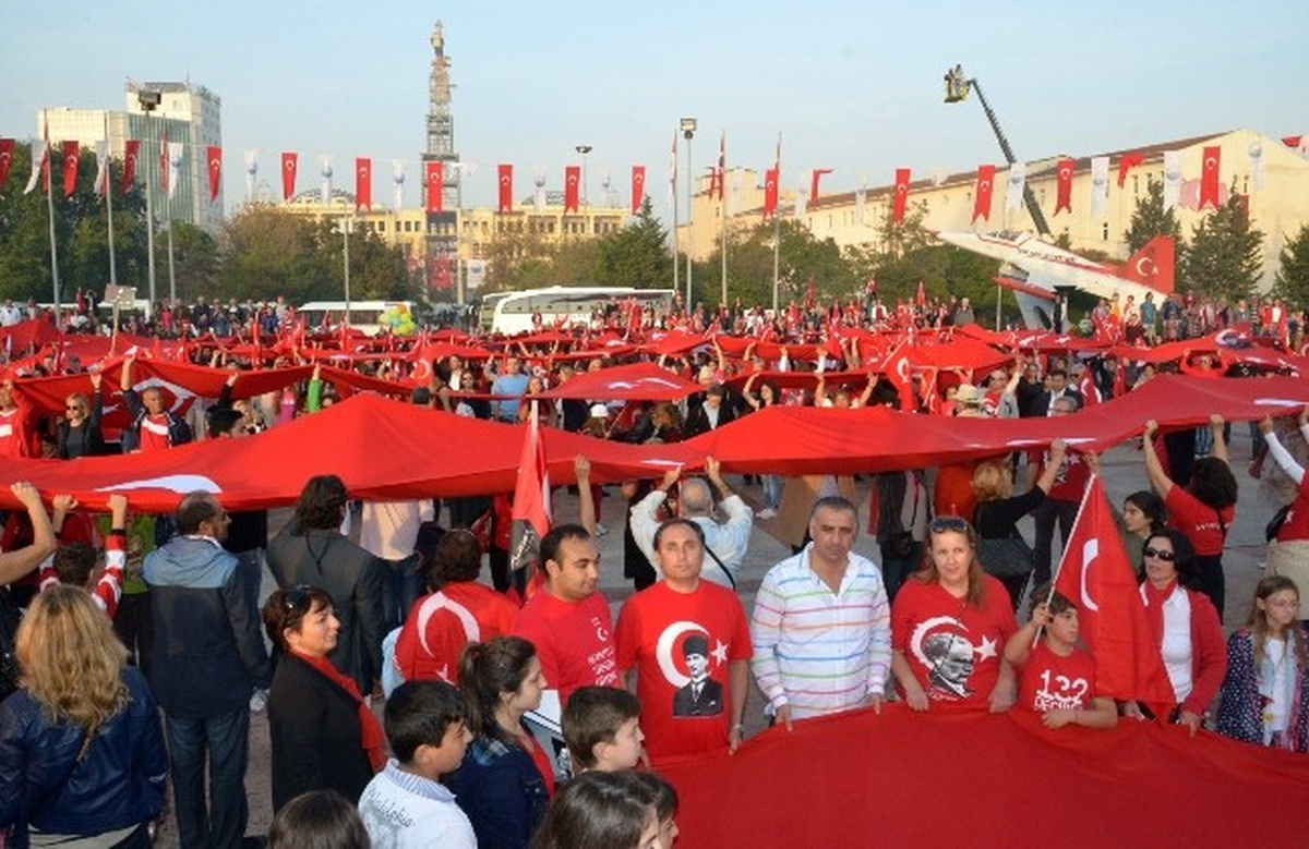 500 Metrelik Bayrağın Altında 10 Bin Kişi Andımızı Okudu