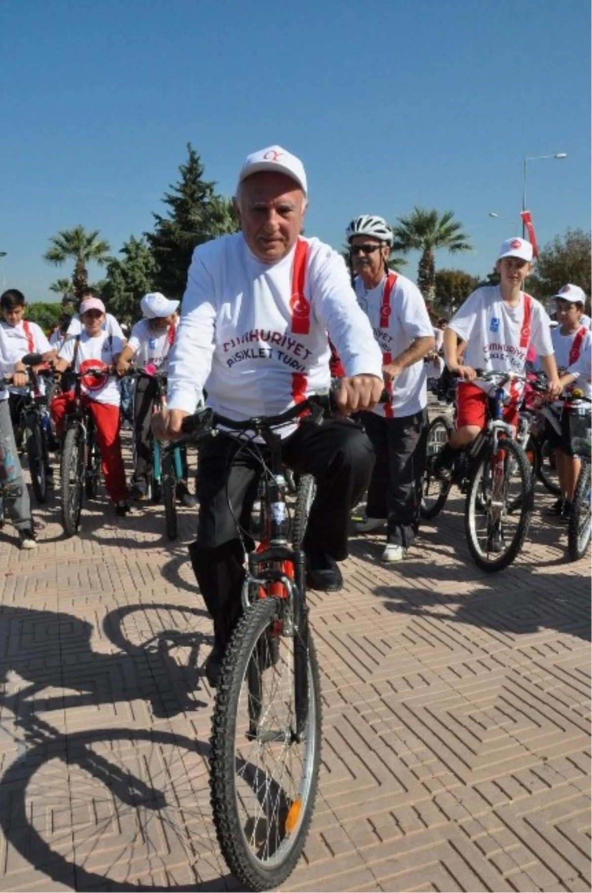 Aliağa\'da Binlerce Kişi Cumhuriyet Bisiklet Turuna Katıldı