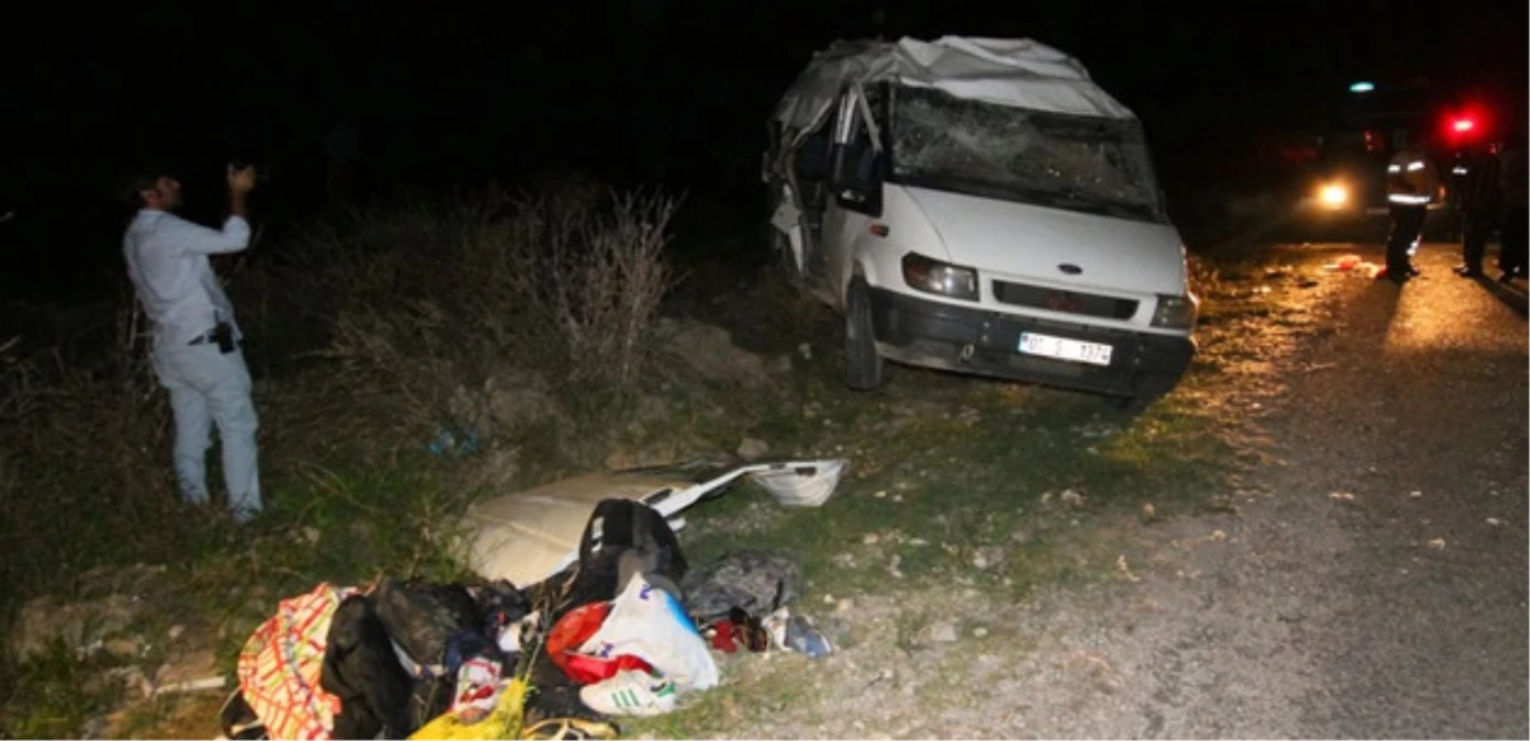 Adana\'da Futbolcuları Taşıyan Minibüs Kaza Yaptı: 13 Yaralı