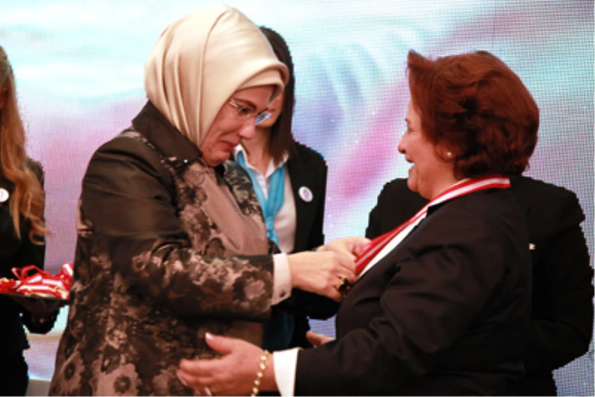 Ankara Valisi Eşi\'ne Gönül Elçisi Madalyası Verildi