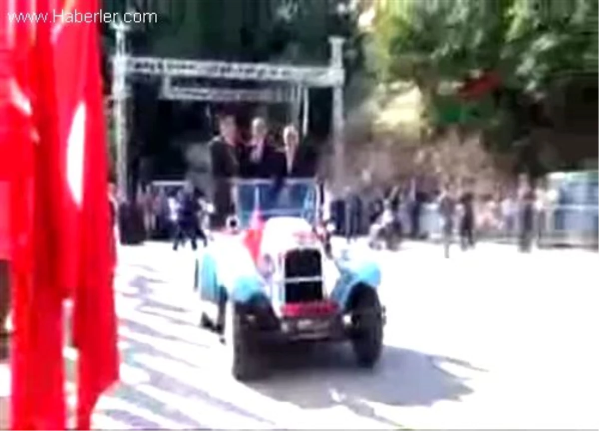 Atatürk\'ün Bindiği Otomobil Bayrama Katıldı