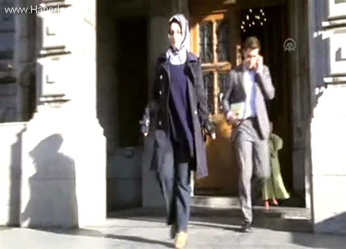 Avrupa\'da başörtülü ilk parlamenter Mahinur Özdemir