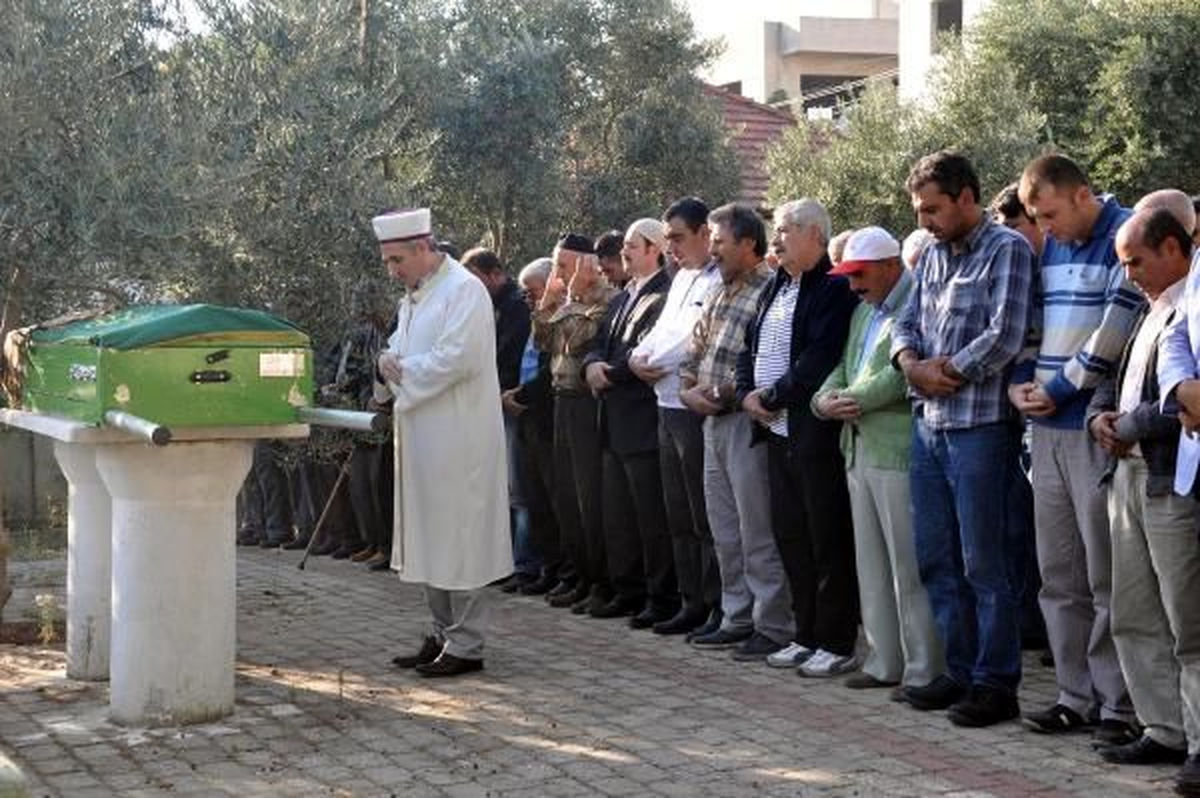 Aydın\'da Eşi Tarafından Öldürülen Kadın Toprağa Verildi