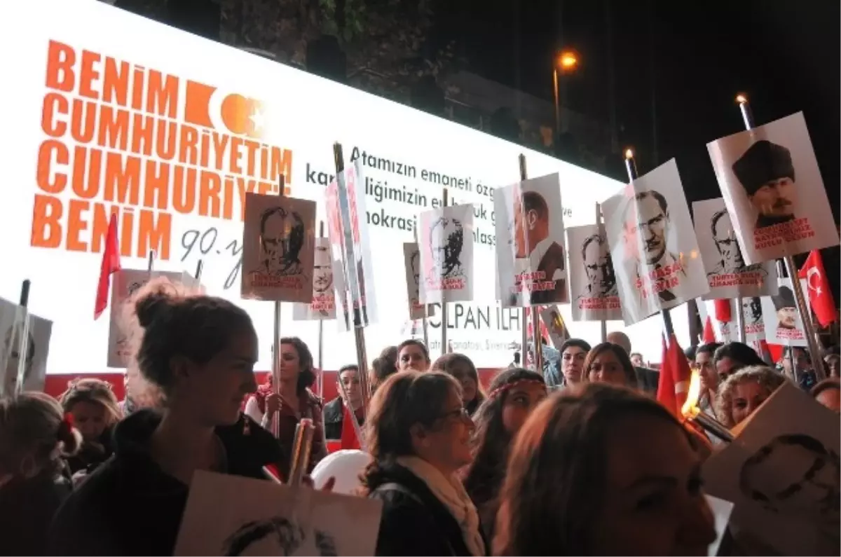 Bağdat Caddesi\'nde Onbinler Cumhuriyet İçin Buluştu