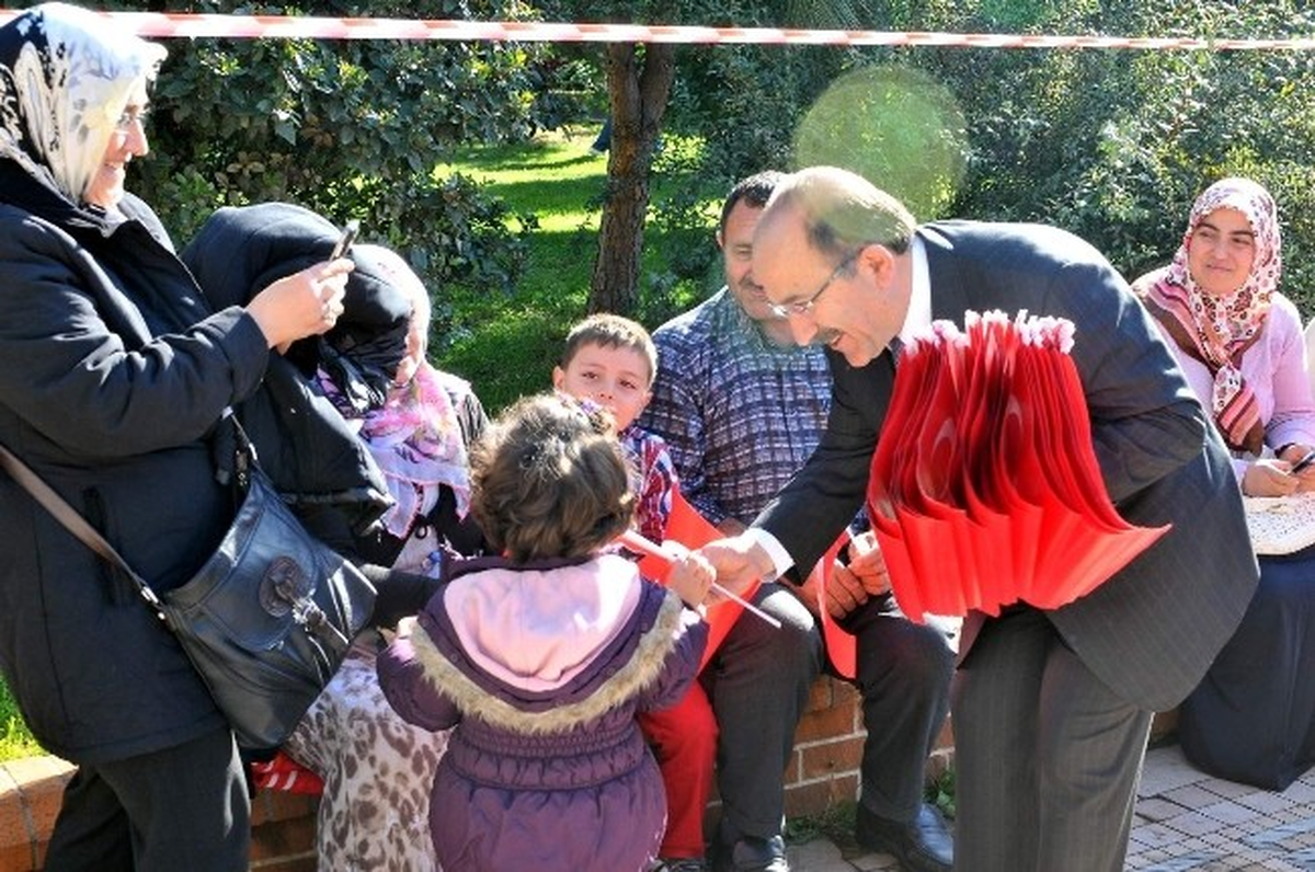 Başkan Gümrükçüoğlu Bayrak Dağıttı.