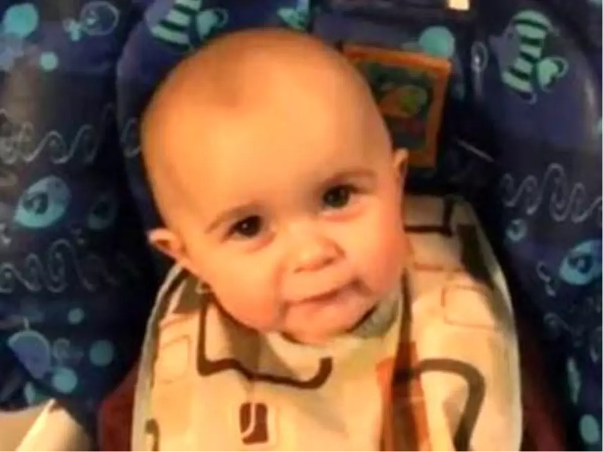 10 Aylık Bebek, Annesi Şarkı Söylerken Sessizce Ağlıyor