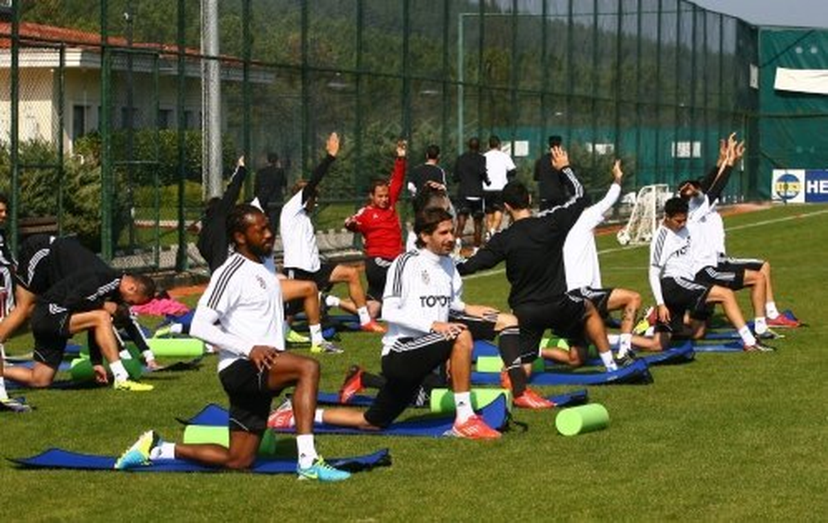 Beşiktaş, Bayrak Açarak 29 Ekim\'i Kutladı