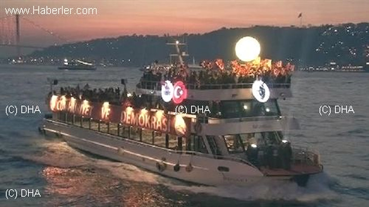 Boğazda Teknelerle Fener Alayı ve Cumhuriyet Bayramı Coşkusu
