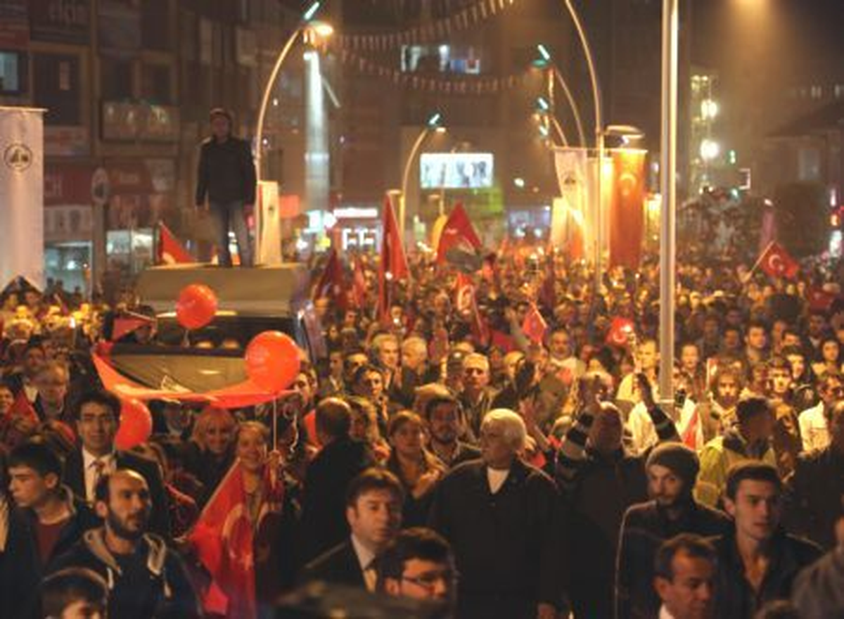 Andımızı Okuyan CHP\'li Özcan\'a Bolulular Eşlik Etti