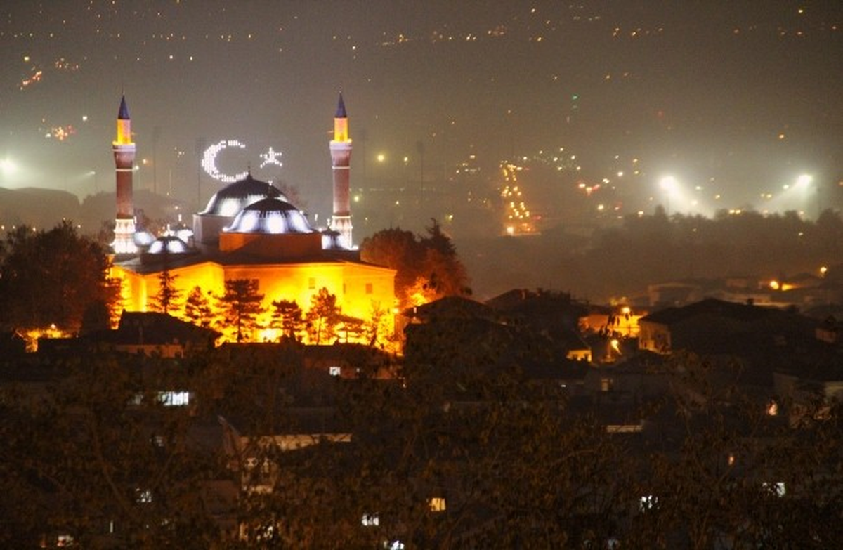 Bursa\'da Camiye Ay Yıldızlı Mahya Asıldı