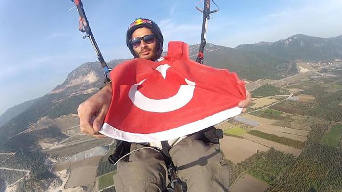 Bursalı Yamaç Parasütçüleri Gökyüzünde Bayramı Kutladı