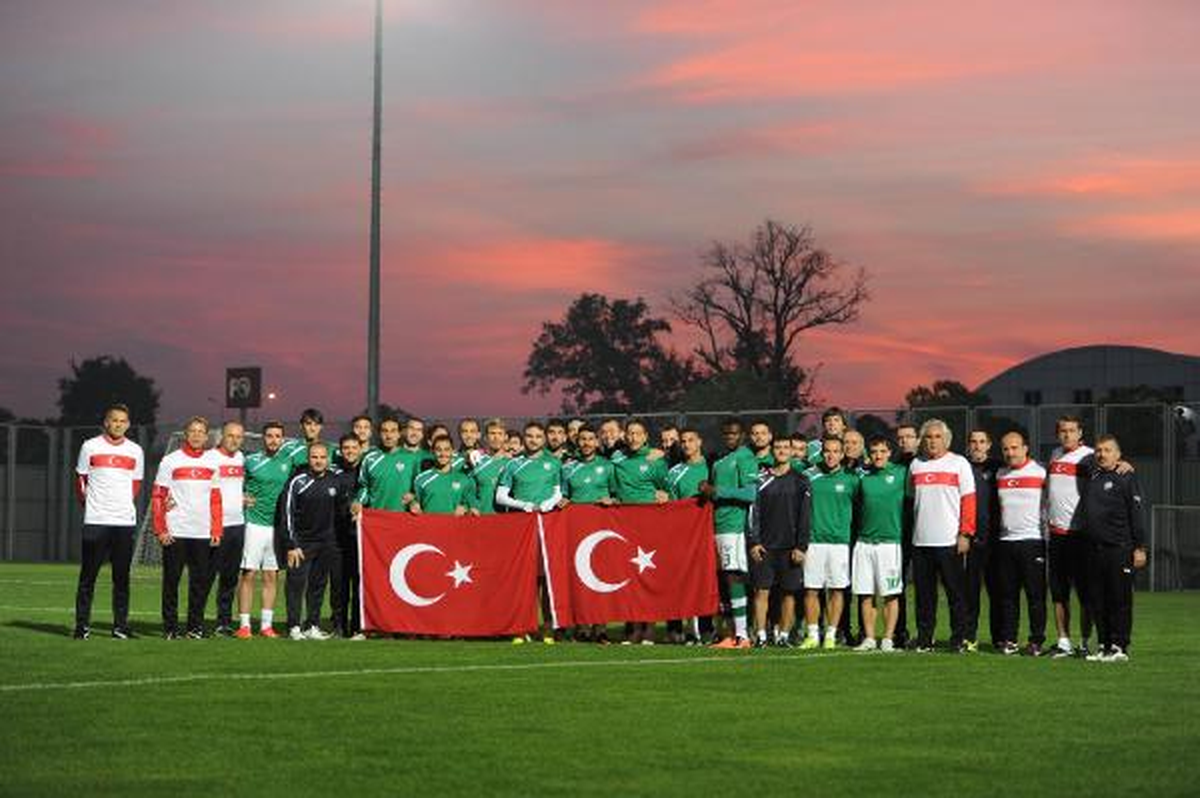Bursaspor Teknik Direktörü Daum, Ay Yıldızlı Forma ile Antremana Çıktı