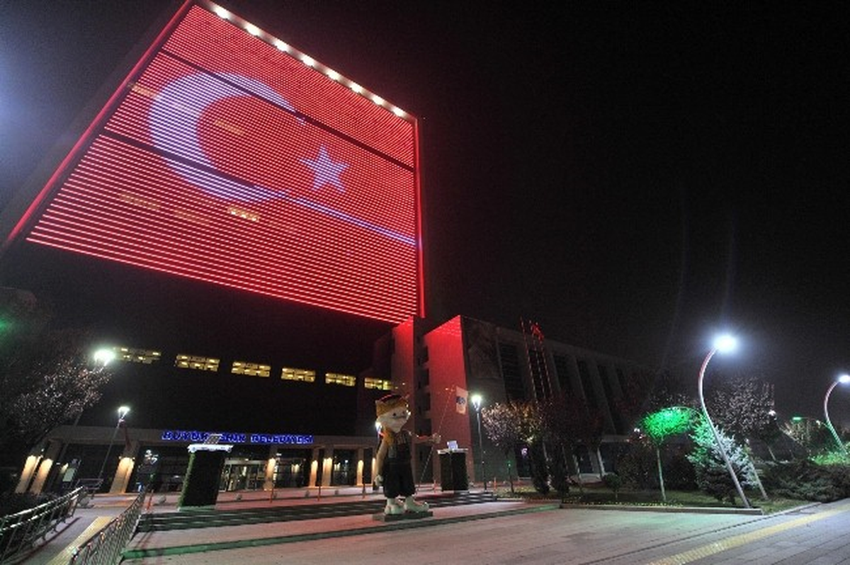 Büyükşehir\'den Cumhuriyet Coşkusuna Özel Bayraklı Aydınlatma