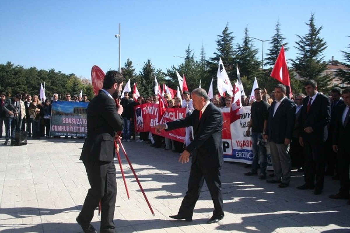 CHP\'den Halaylı Cumhuriyet Bayramı Kutlaması