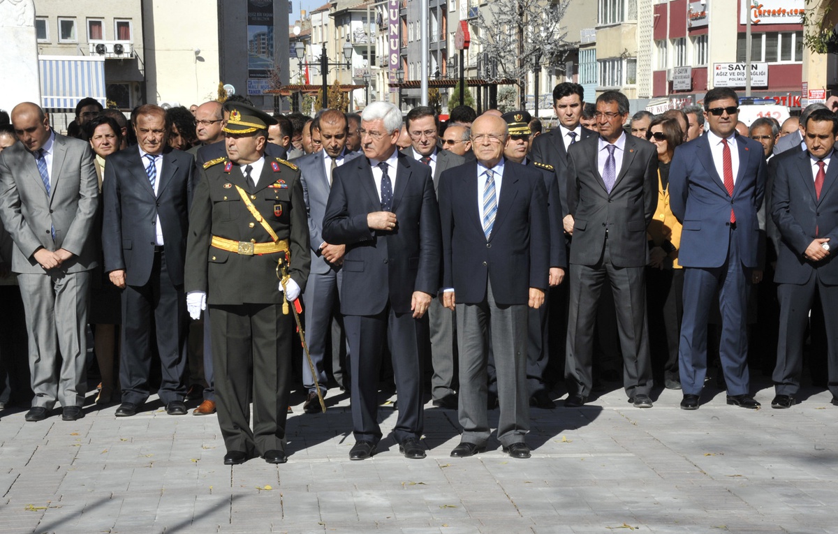 Cumhuriyet Bayramı Çelenk Sunma Töreni ile Başladı