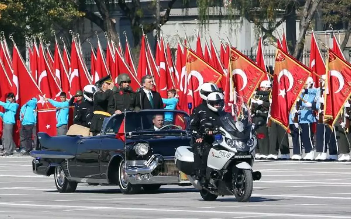 Cumhuriyet Bayramı Dolayısıyla Akm\'de Resmi Geçit Düzenlendi