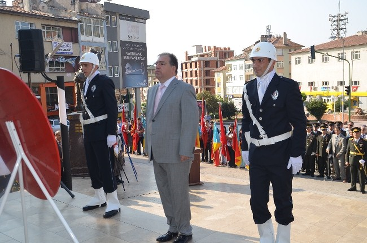 Cumhuriyet Bayramı Kutlamaları Çelenk Sunumuyla Başladı