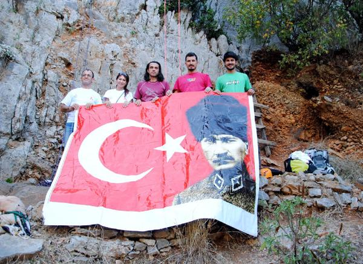 Cumhuriyet Bayramı\'nda Olimpos\'ta Türk Bayrağı Açıldı