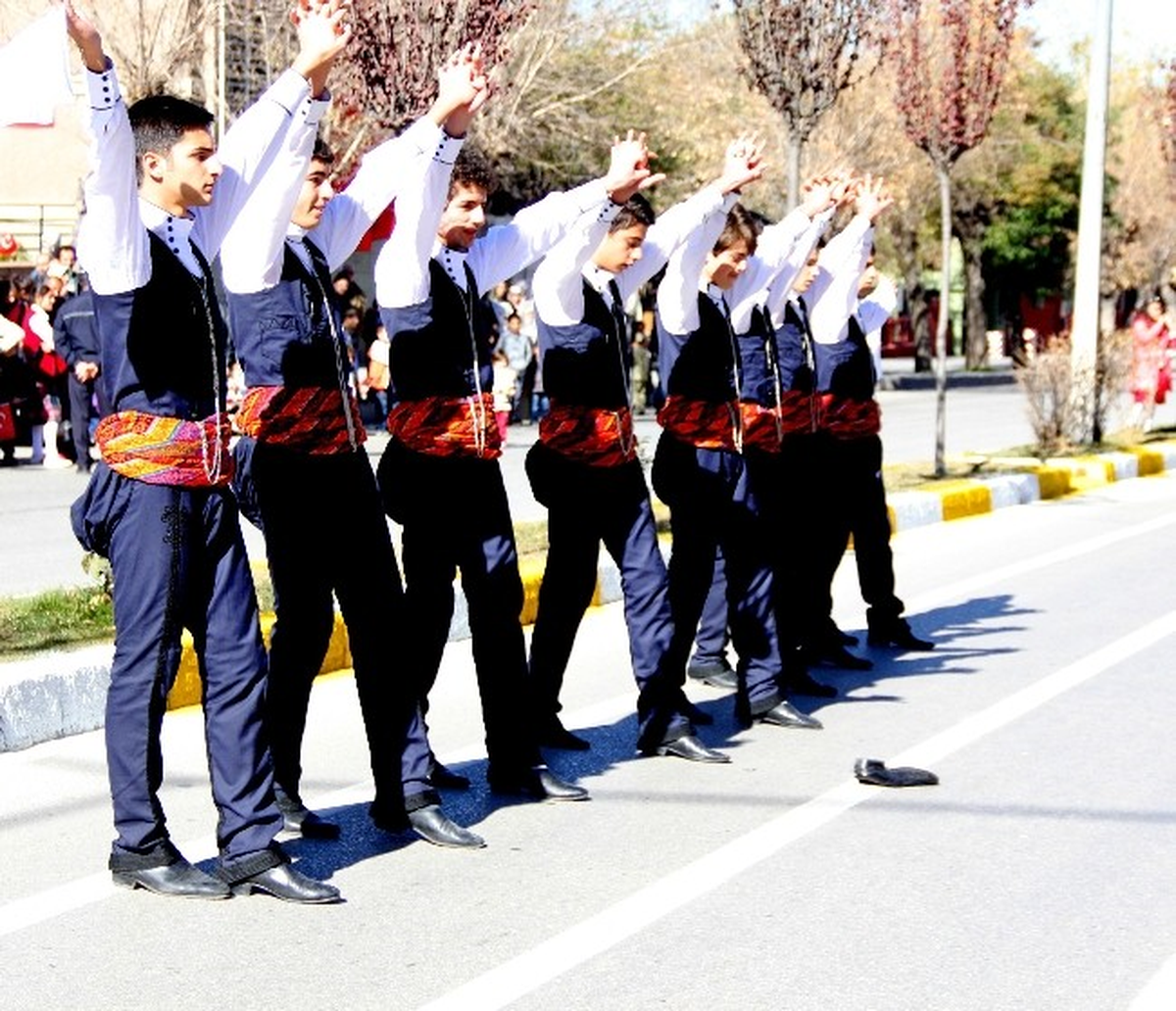 Cumhuriyet Bayramında Çapulası Ayağından Çıkan Foklorcunun Zor Anları