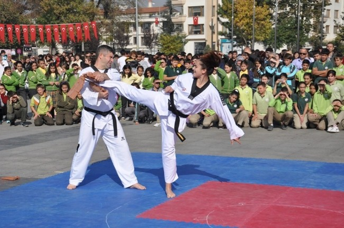 Cumhuriyet Bayramında Gençlik Spor Alkış Aldı