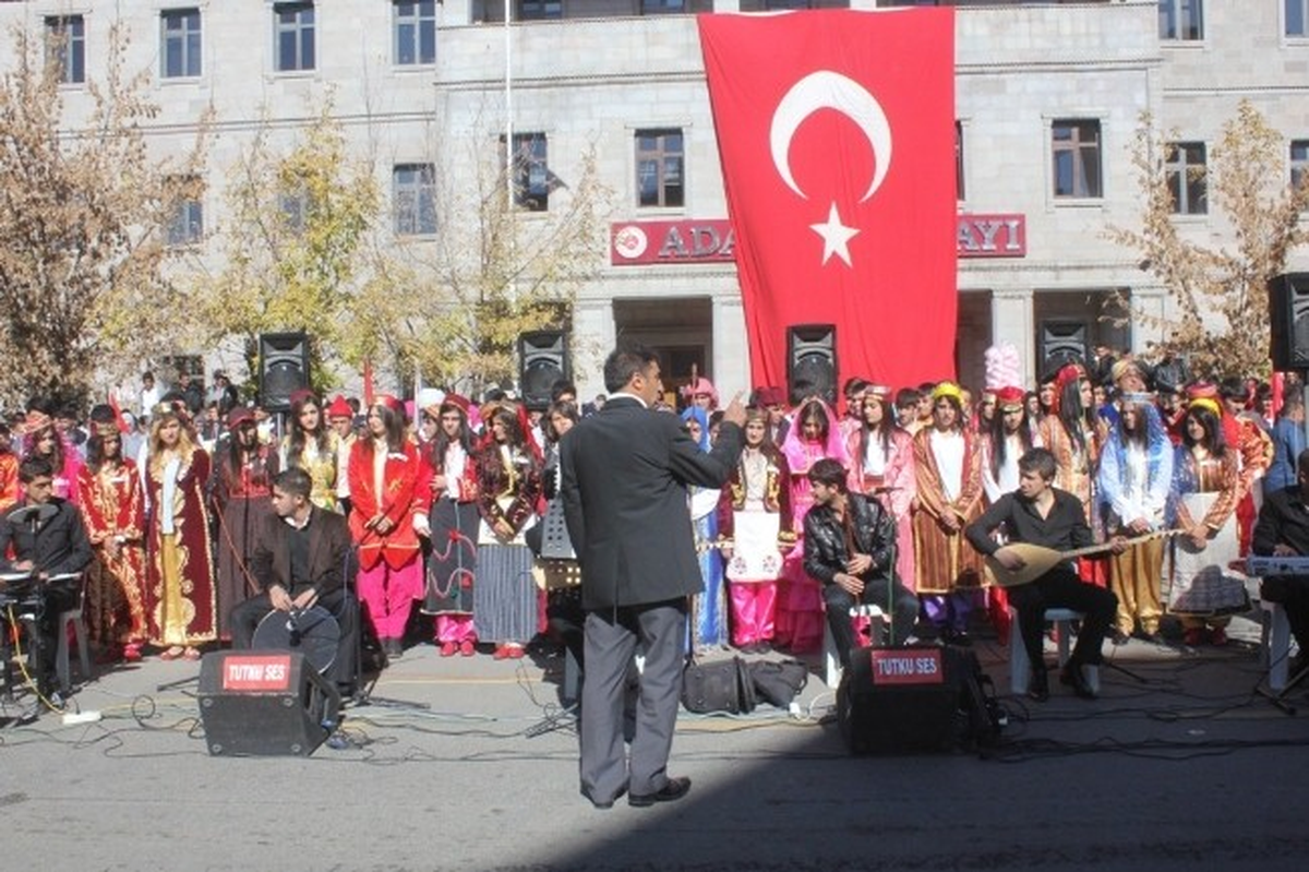 Cumhuriyetin 90. Yılı Türkçe-Kürtçe Şarkılarla Kutlandı