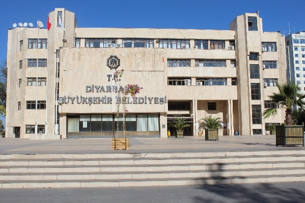 Diyarbakır Büyükşehir Belediyesi\'ne Bu Yıl Bayrak Asılmadı
