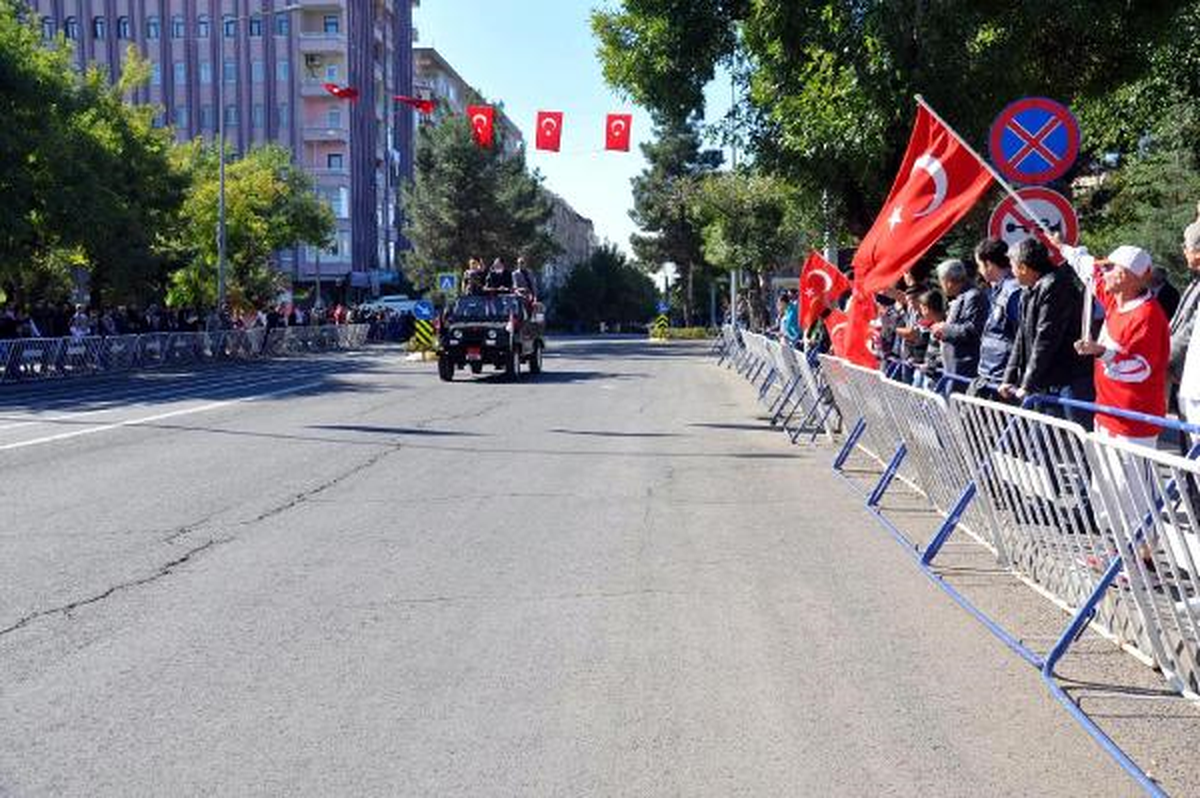 Diyarbakır\'da Cumhuriyet Bayramı \'Bariyersiz\' Kutlandı