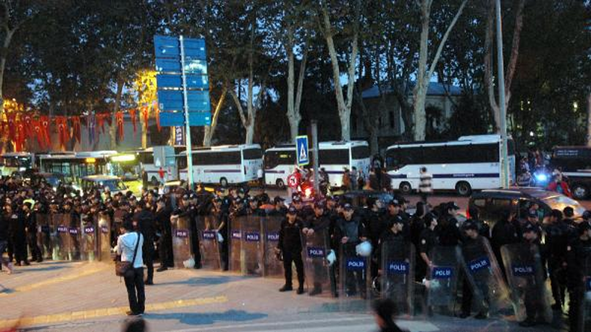 Dolmabahçe Caddesi\'ni Polis Trafige Kapadı
