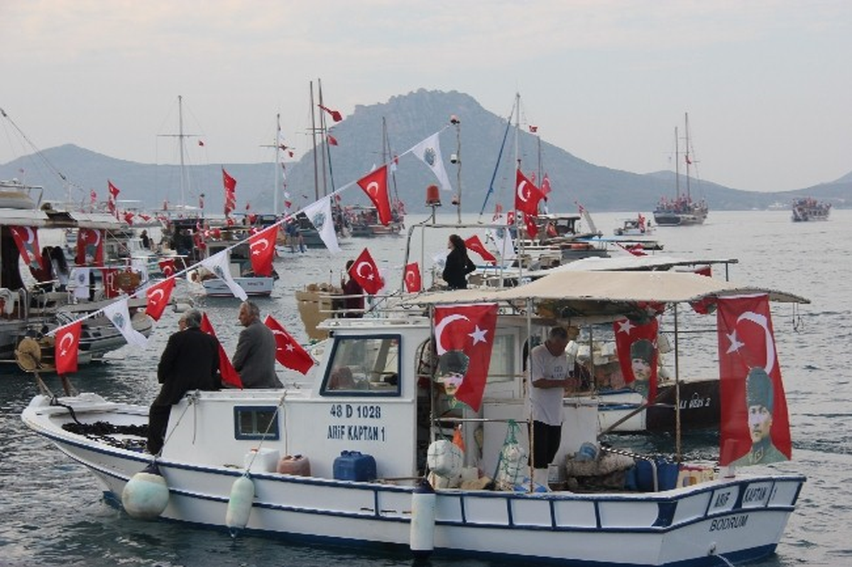 Ege Denizinde Kortej Geçişi