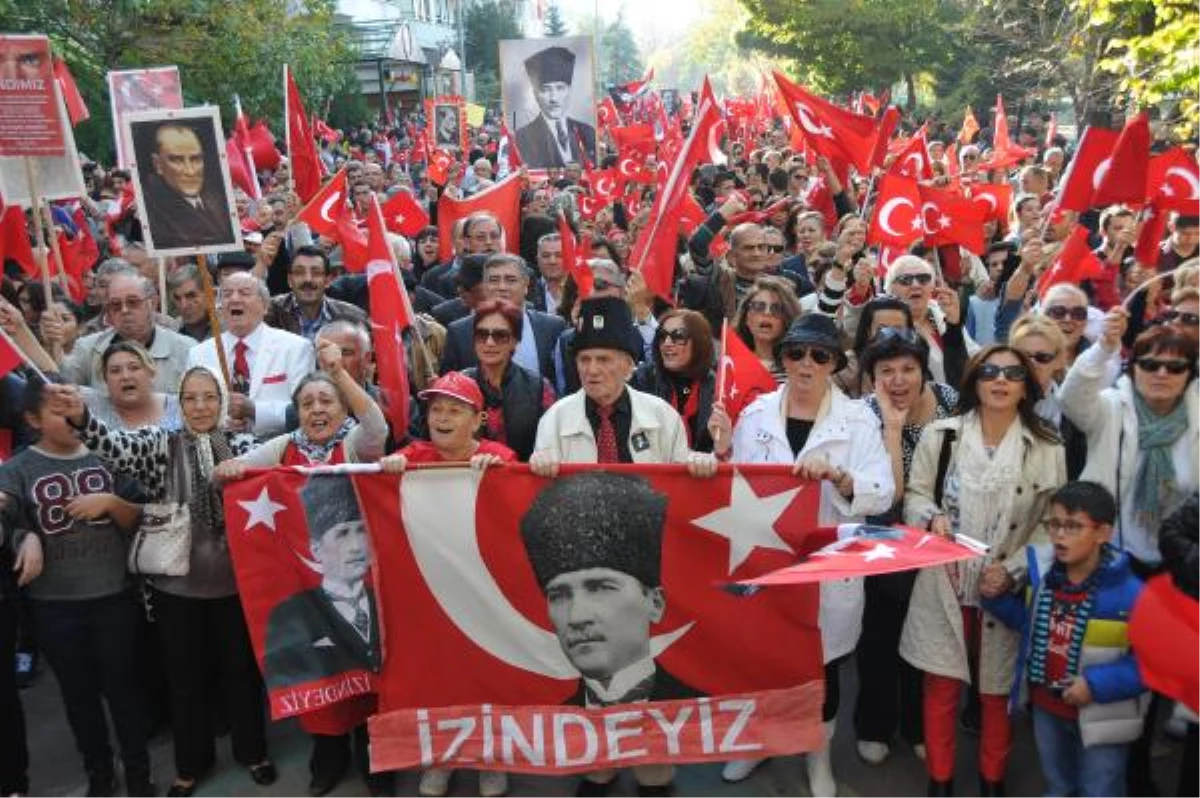 Eskişehir\'de Cumhuriyet Yürüyüşü\'ne 40 Bin Kişi Katıldı