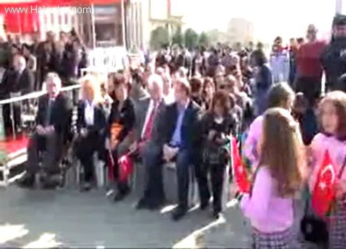Gazi, Protokoldeki Yeri Beğenmeyince Töreni Terk Etti