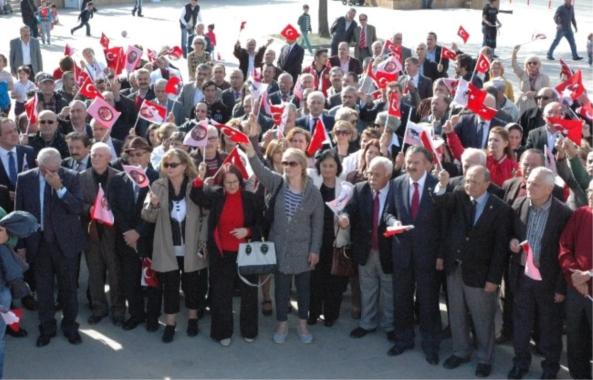 Giresun\'da CHP\'liler Atatürk Anıtına Çelenk Koyarak Andımızı Okudu