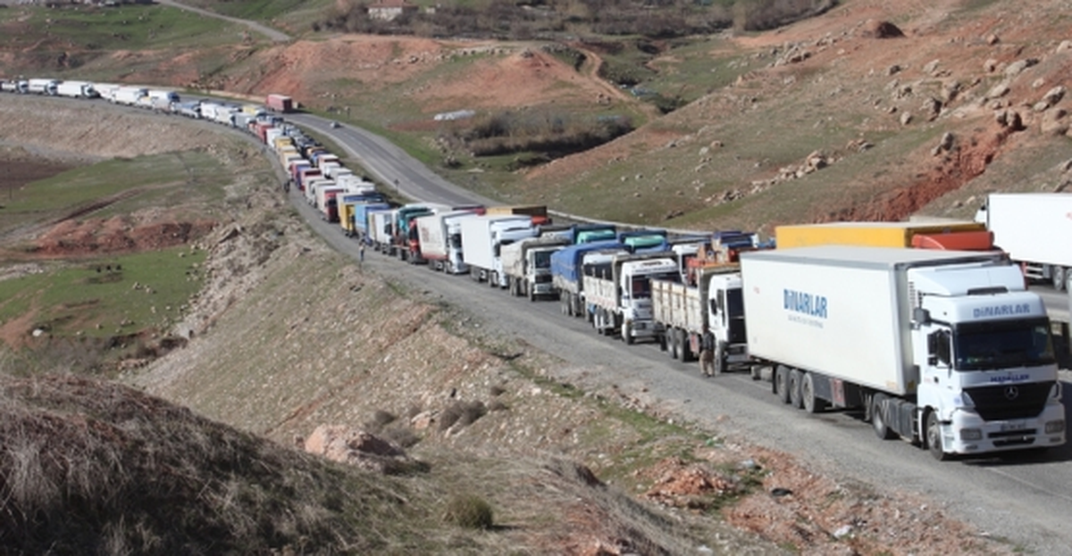 Habur Sınır Kapısı\'nda 20 Kilometrelik Kuyruk Oluştu
