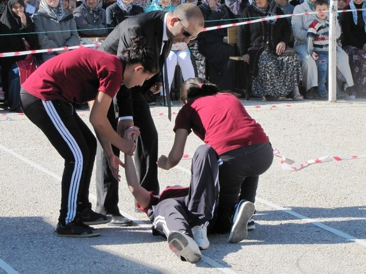 Hisarcık\'ta Atletizm Yarışmasında Finişte Yere Düşerek Yaralanan Öğrenci "Birnci Oldum Mu?" Diye...