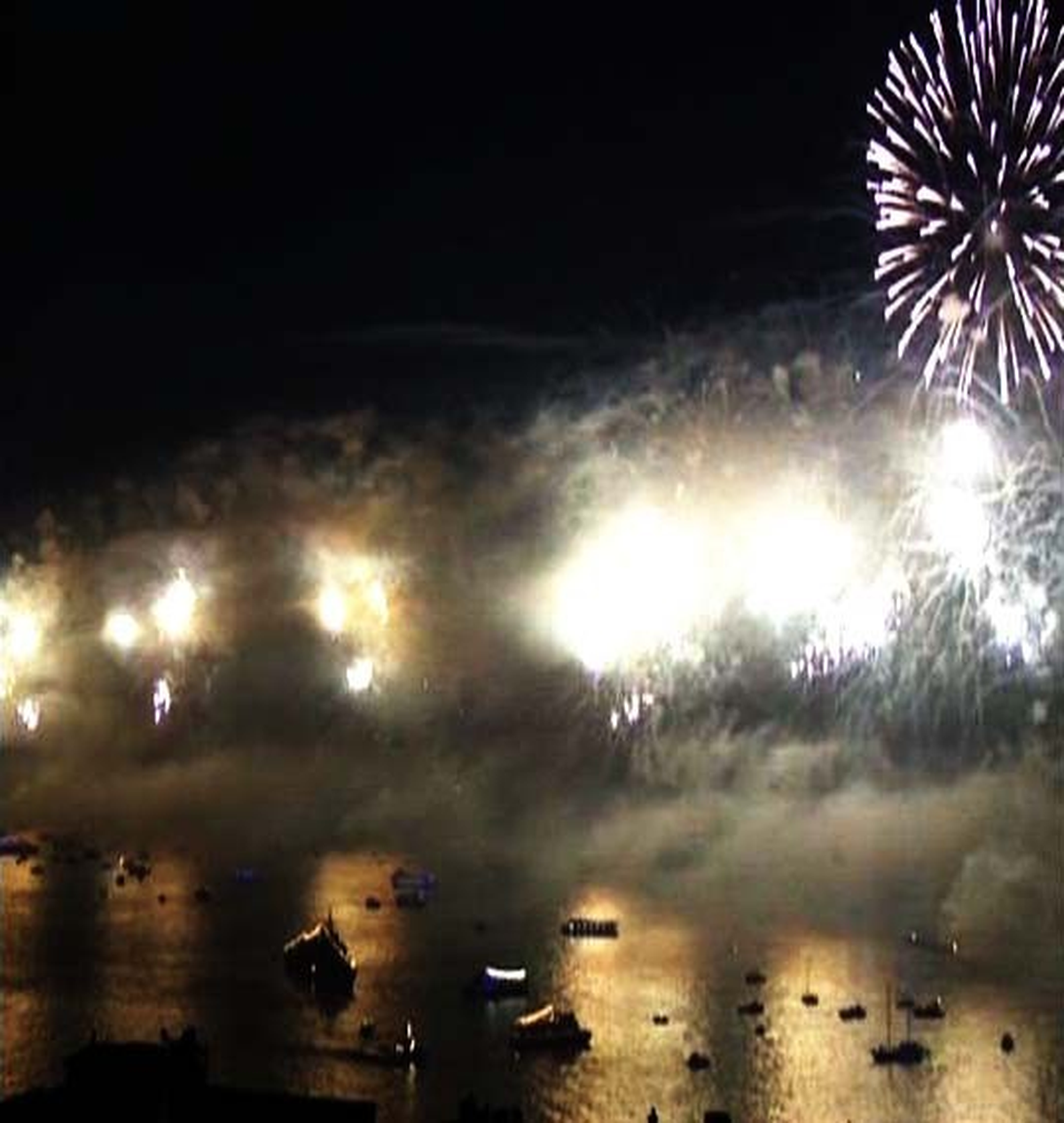 İbb\'nin Havai Fişek Gösterisi Nefes Kesti