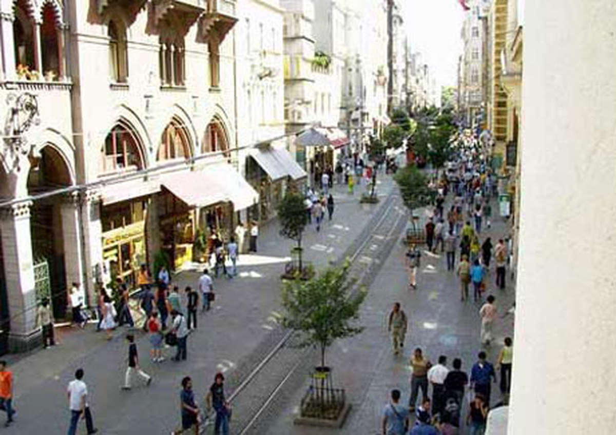 İstiklal Caddesi Yaya Trafiğine Kapatıldı