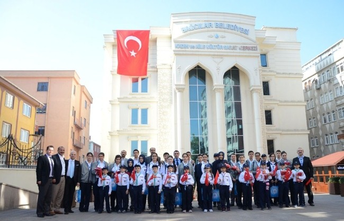 İzciler 20 Bin Türk Bayrağı Dağıttı
